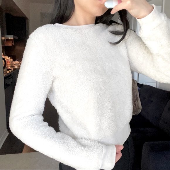 Abercrombie Fitch cropped white fuzzy sweater - Picture 1 of 5